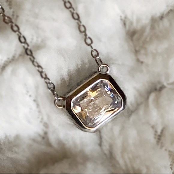 Elegant Silver Necklace with Clear Gemstone - Picture 9 of 9